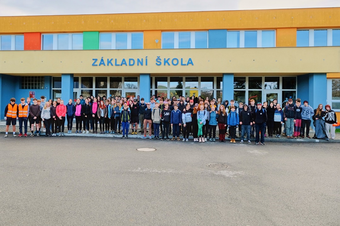 Ukliďme Česko - ukliďme Zubří - škola.jpg